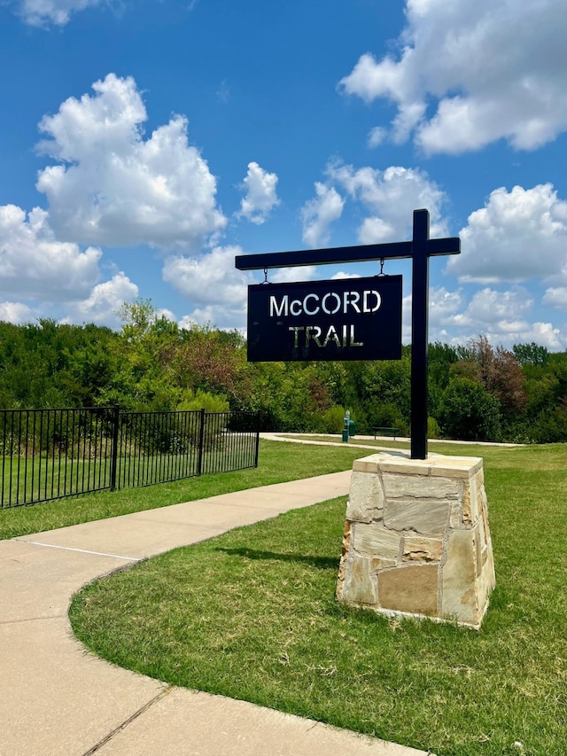 view of property's community featuring a yard