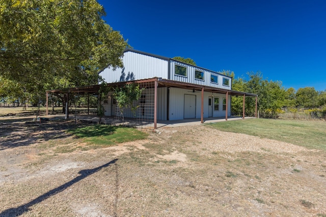 view of front facade with a front yard