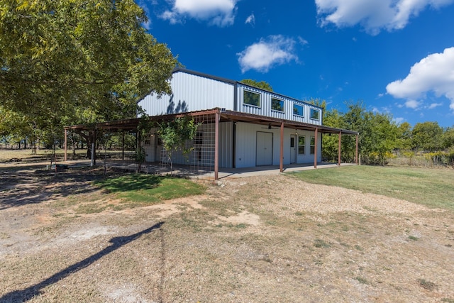 view of front facade featuring a front yard