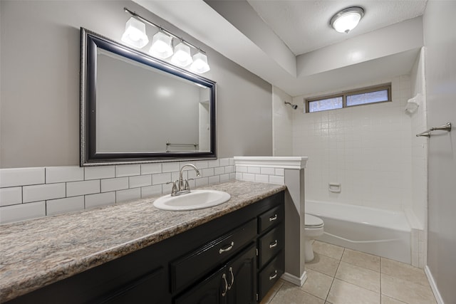 full bathroom featuring tiled shower / bath combo, tasteful backsplash, tile patterned floors, a textured ceiling, and toilet