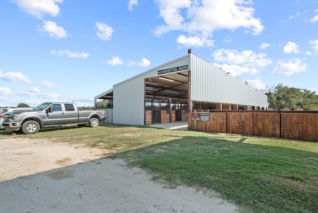 view of yard featuring an outbuilding