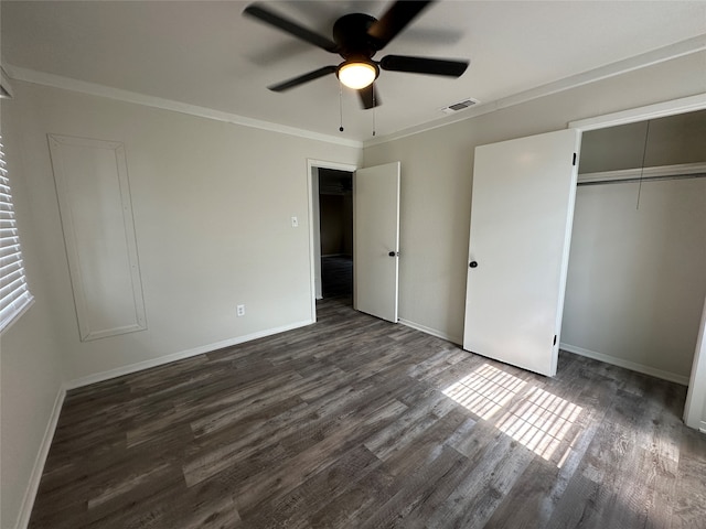 unfurnished bedroom featuring dark hardwood / wood-style flooring, crown molding, a closet, and ceiling fan