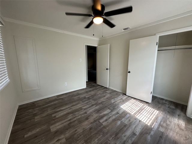 unfurnished bedroom featuring dark hardwood / wood-style flooring, crown molding, a closet, and ceiling fan