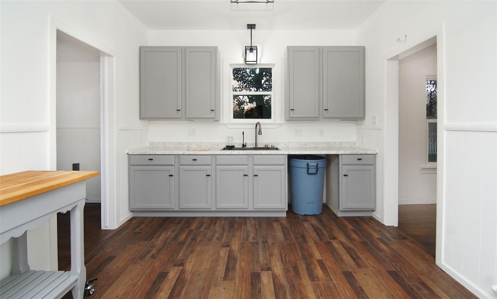 kitchen with gray cabinetry, sink, dark wood-type flooring, and decorative light fixtures