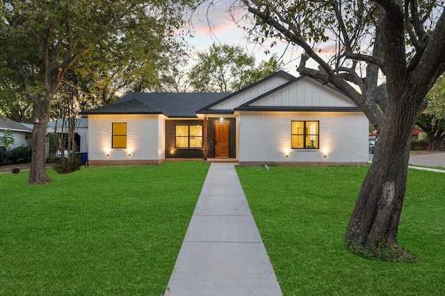 view of front of home featuring a yard