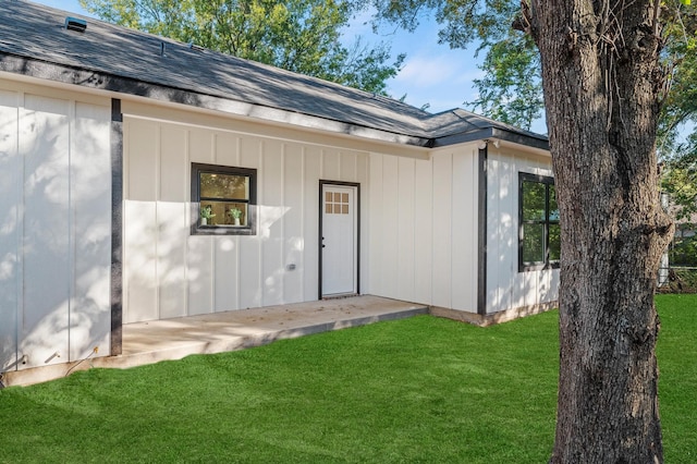 entrance to property featuring a yard