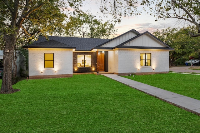 view of front of property featuring a yard