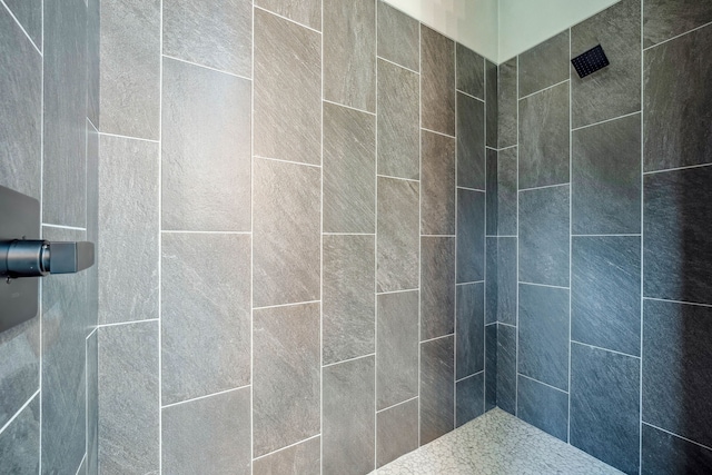 bathroom featuring a tile shower