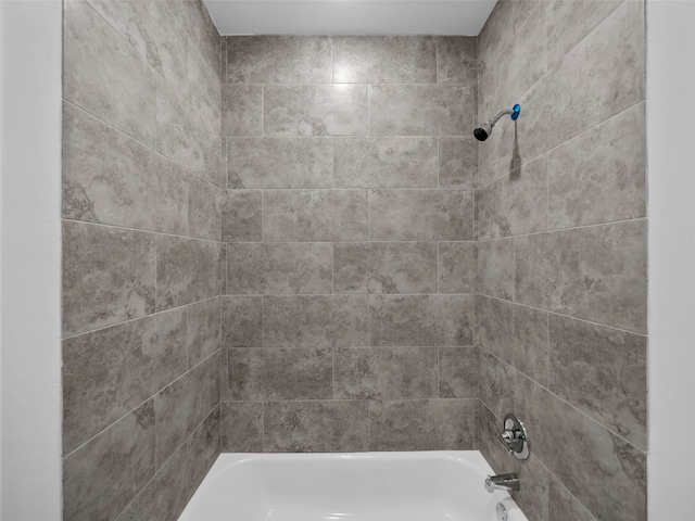 bathroom featuring tiled shower / bath combo