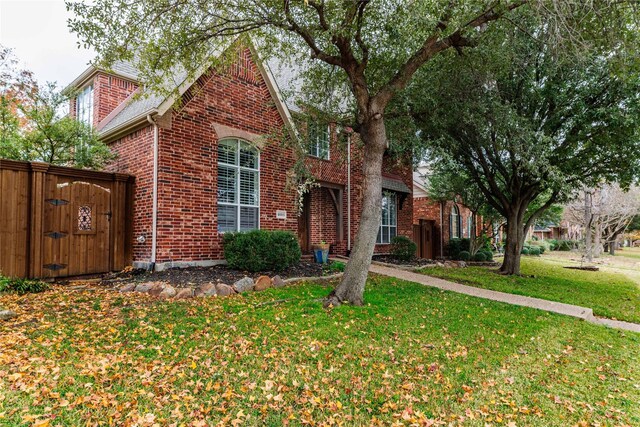 view of front of home featuring a front lawn