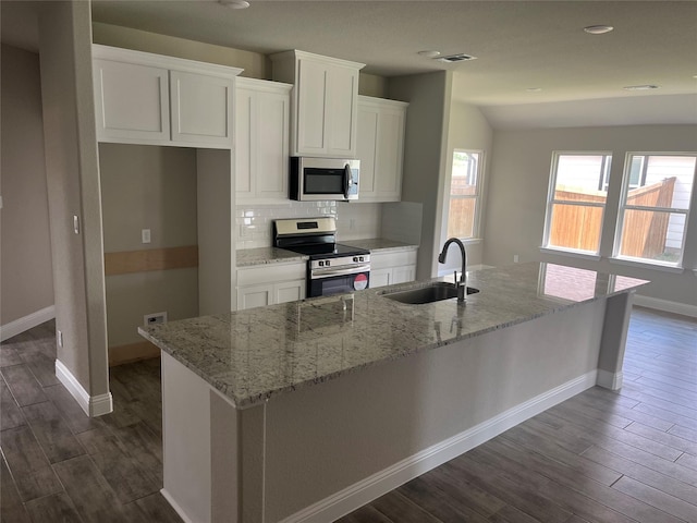 268 Sunnyside Dr, Trenton, TX 75490 - kitchen with stainless steel appliances, a sink, white cabinets, a large island, and recessed lighting