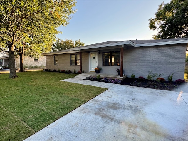 single story home with a front lawn