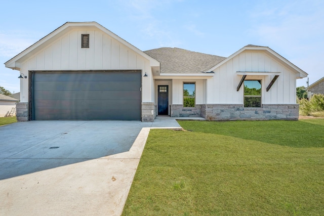 view of front facade featuring a front yard and a garage