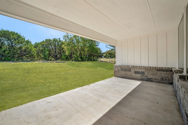 view of yard featuring a patio area