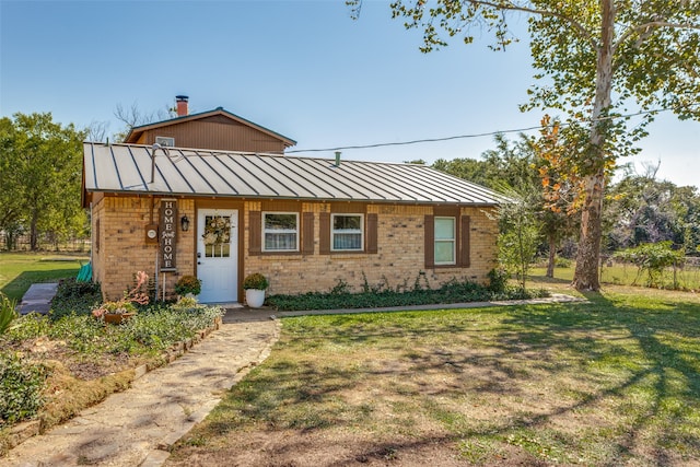 view of front of home featuring a front yard