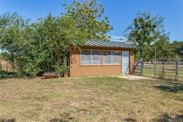 view of yard with an outdoor structure