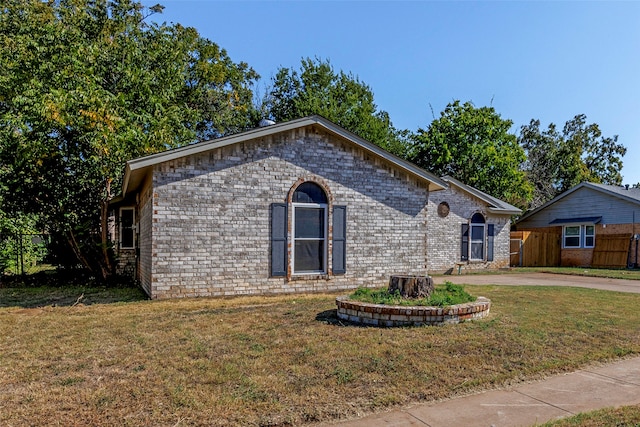 view of front of home featuring a front lawn