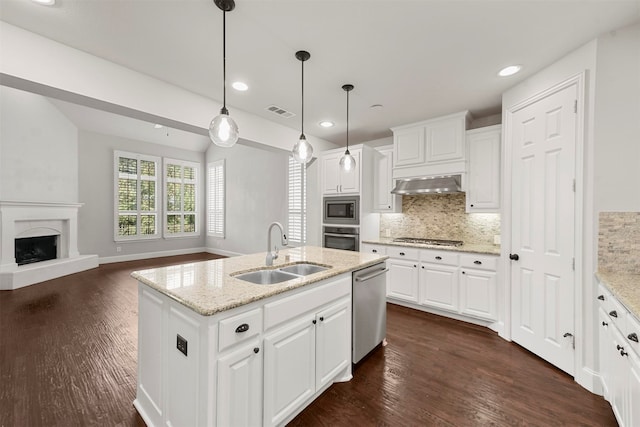 kitchen with white cabinets, a center island with sink, dark hardwood / wood-style floors, stainless steel appliances, and sink