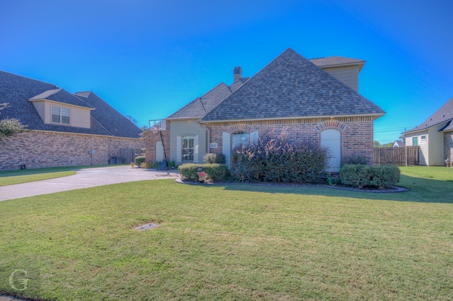 view of front facade with a front yard