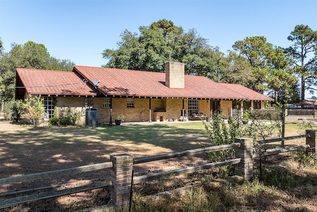 view of front of property with a front yard