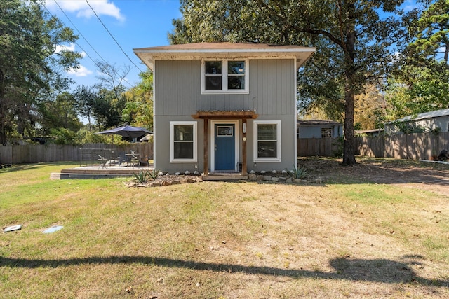 front of property featuring a front yard