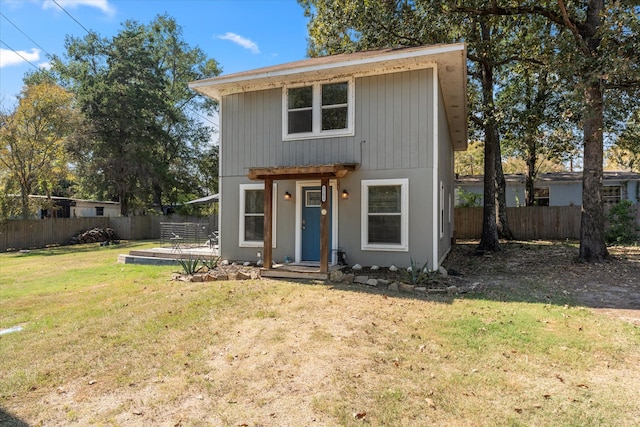 front facade featuring a front lawn