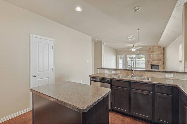 kitchen featuring dark hardwood / wood-style floors, a center island, sink, and ceiling fan