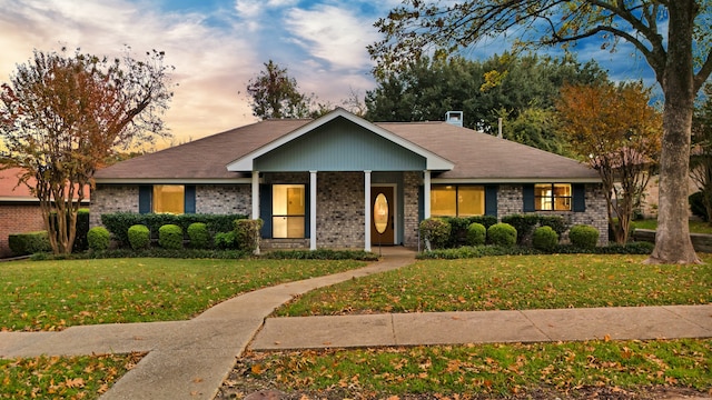 view of front of house featuring a lawn