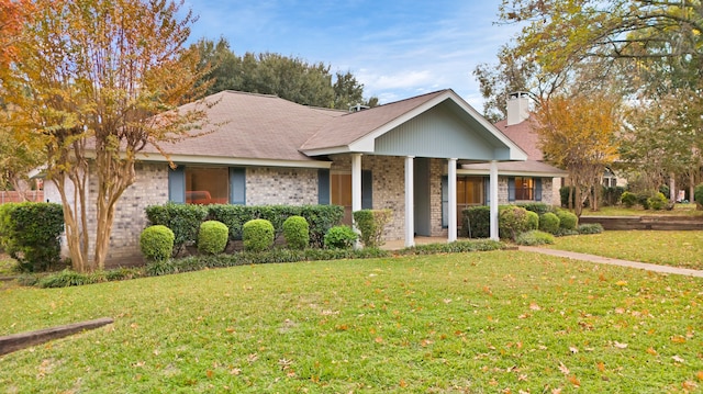 single story home with a front lawn