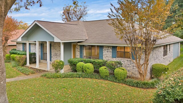 ranch-style house featuring a front lawn and a porch