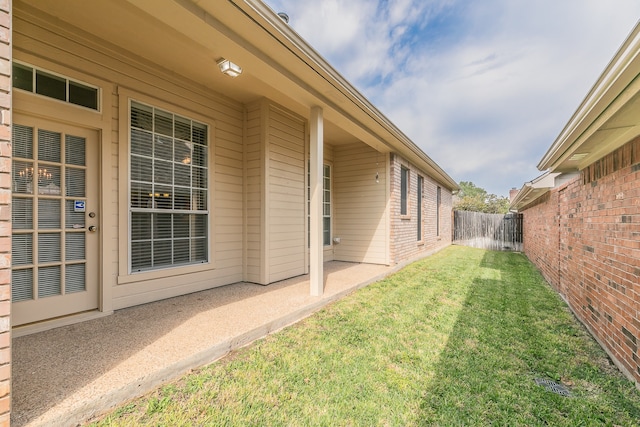 view of yard featuring a patio area