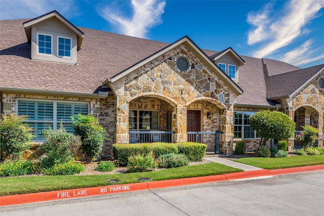 view of front of property featuring a front yard