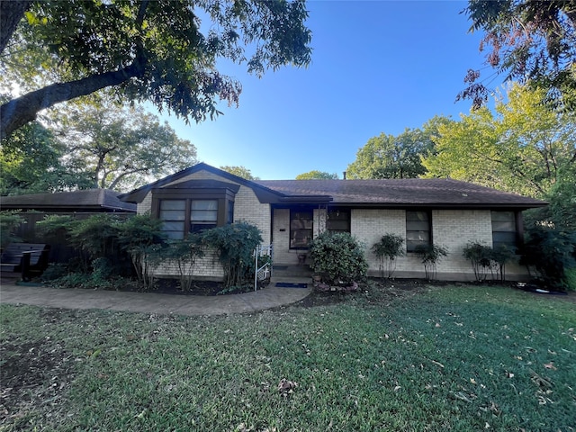 view of front of home featuring a front lawn