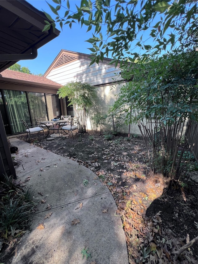 view of yard featuring a patio area