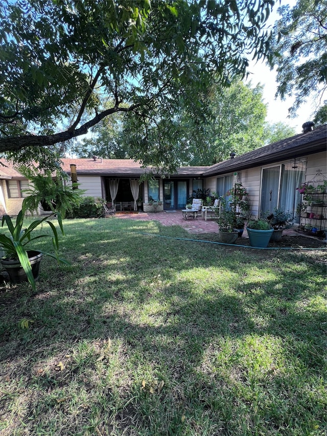 view of yard featuring a patio area