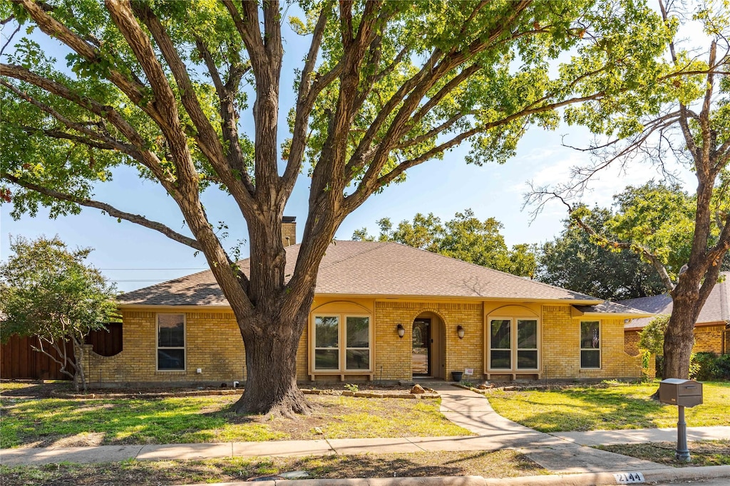 ranch-style house featuring a front lawn