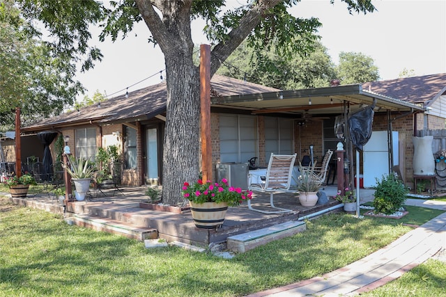 view of front of home featuring a front lawn