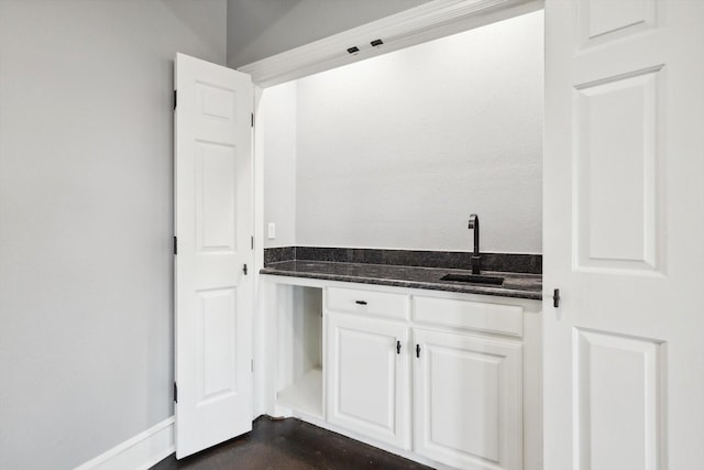 bathroom featuring sink