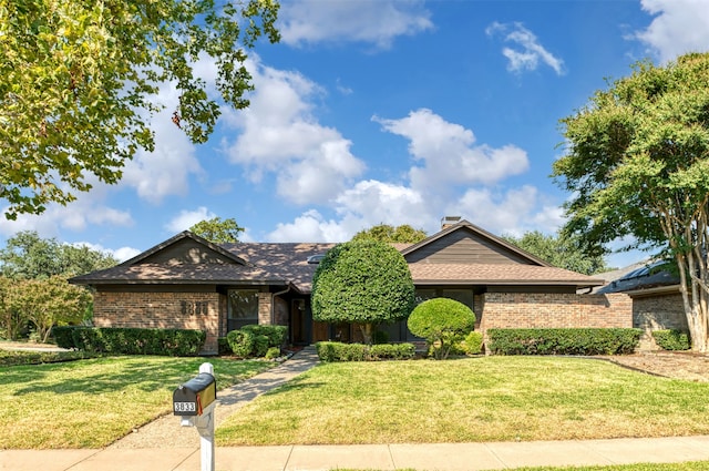 view of front of property with a front yard