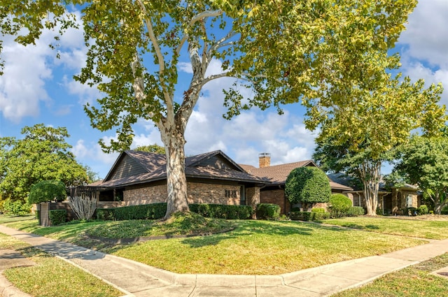 view of front of home featuring a front yard