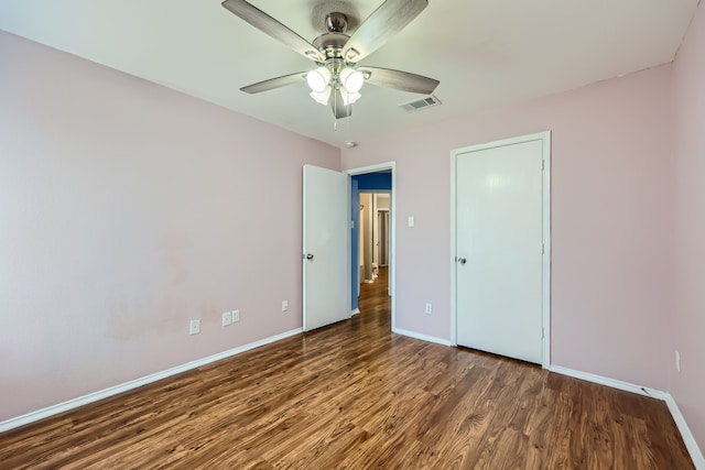 unfurnished bedroom with dark wood-type flooring and ceiling fan