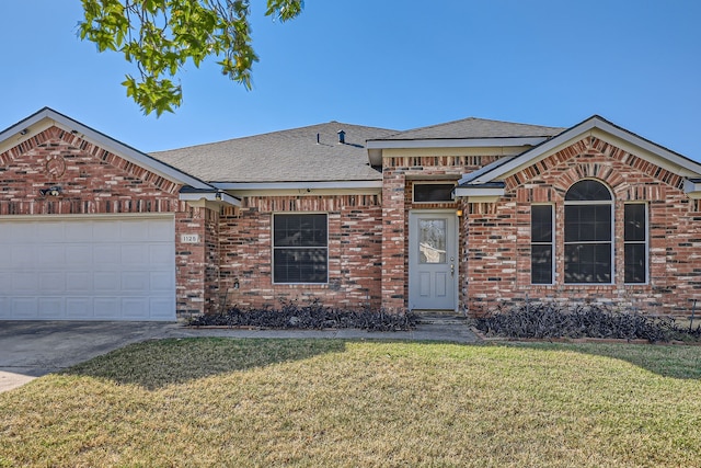 view of front of home featuring a front yard and a garage