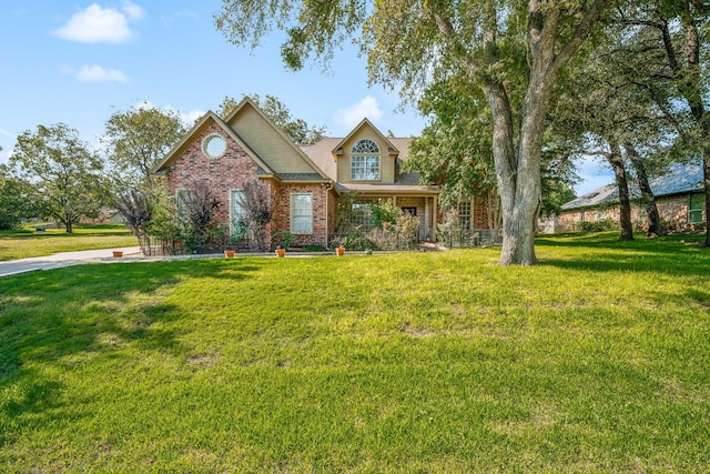 view of front of property featuring a front lawn