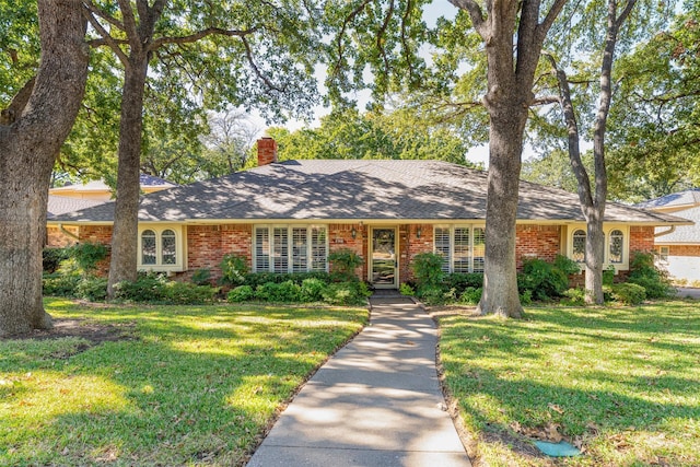 single story home with a front lawn