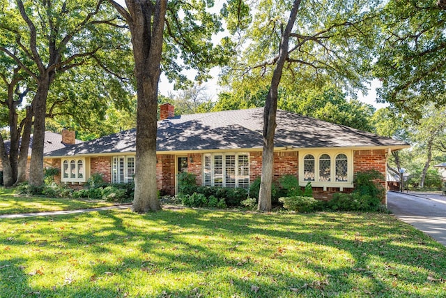 ranch-style house featuring a front yard