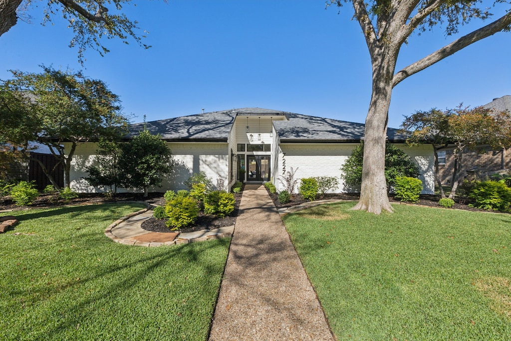 view of front facade with a front yard