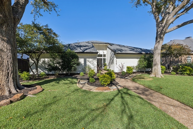 view of front facade featuring a front lawn