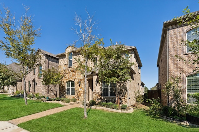 view of front of home featuring a front yard