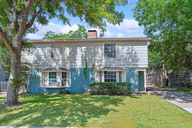 view of front facade featuring a front yard