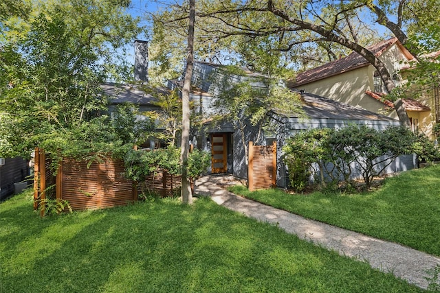 view of front of home with a front lawn